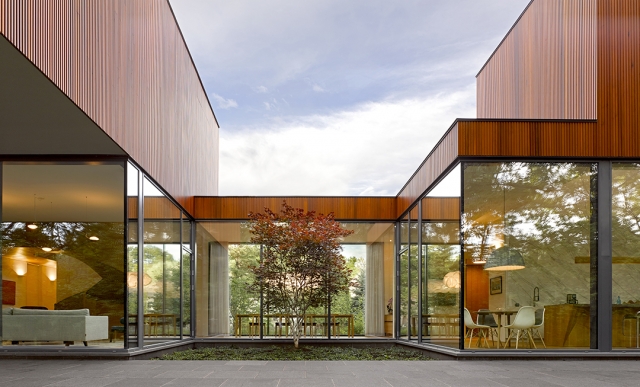blOAAG House on Ancaster Creek